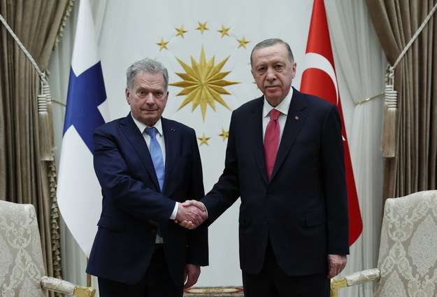 Prezydent Finlandii Saulim Niinisto (po lewej stronie) i prezydent Turcji Recep Tayyip Erdogan (po prawej stronie) /MURAT CETIN MUHURDAR HANDOUT /PAP/EPA