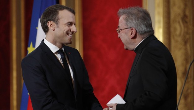 Prezydent Francji Emmanuel Macron i były nuncjusz apostolski Luigi Ventura /YOAN VALAT / POOL /PAP/EPA