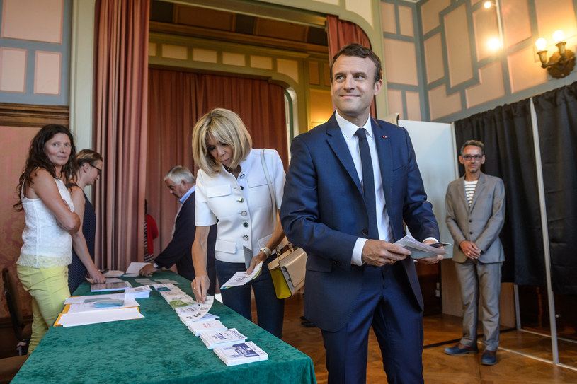 Prezydent Francji Emmanuel Macron i jego małżonka Brigitte Macro w trakcie głosowania /CHRISTOPHE PETIT TESSON / POOL /AFP