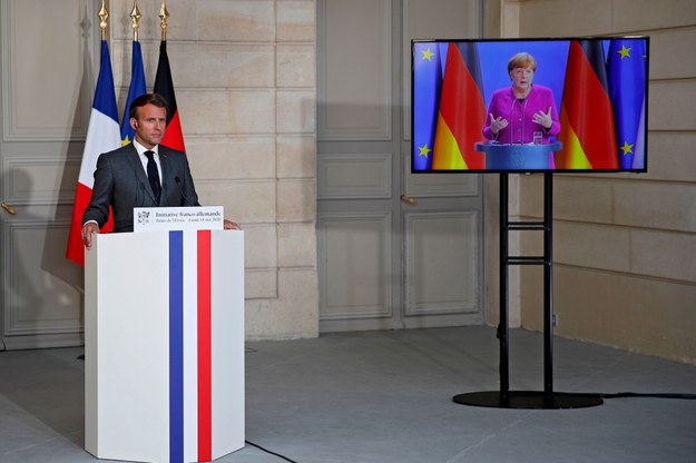 Prezydent Francji Emmanuel Macron i kanclerz Niemiec Angela Merkel w czasie wspólnej wideokonferencji /	Francois Mori / POOL /PAP/EPA
