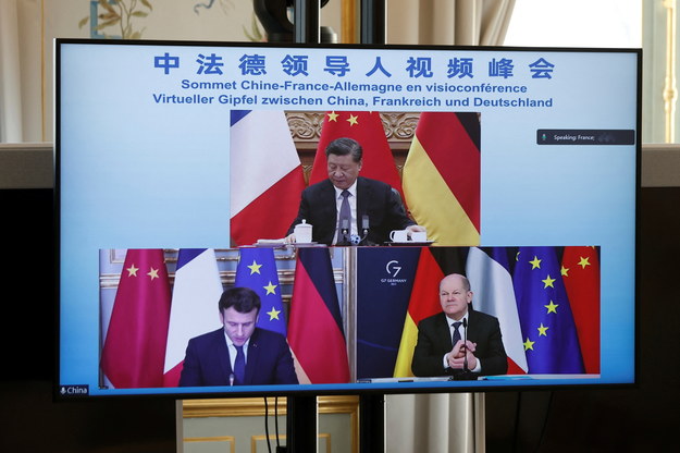 Prezydent Francji Emmanuel Macron, kanclerz Niemiec Olaf Scholz i chiński prezydent Xi Jinping podczas wideokonferencji /Benoit Tessier /PAP/EPA
