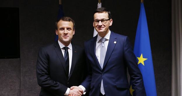 Prezydent Francji Emmanuel Macron (L) i Mateusz Morawiecki. Polski premier ociepli stosunki z UE? /EPA