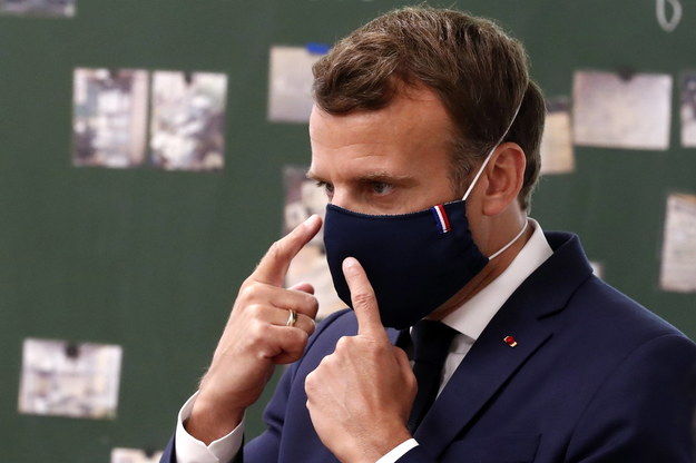 Prezydent Francji Emmanuel Macron w maseczce /IAN LANGSDON/POOL /PAP/EPA