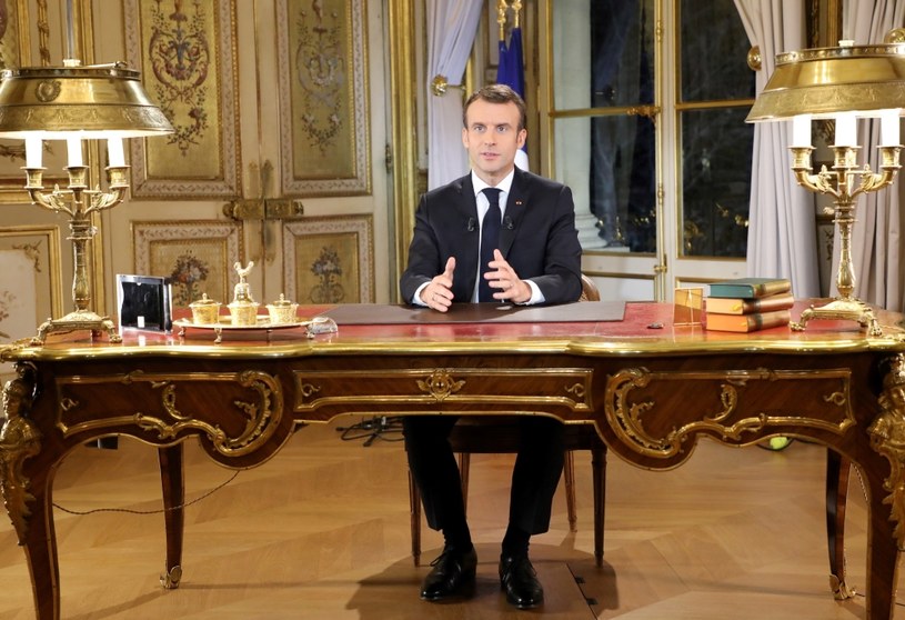 Prezydent Francji Emmanuel Macron w orędziu telewizyjnym /PAP/EPA