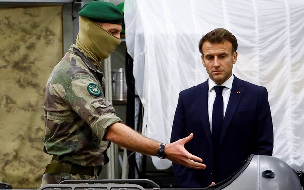Prezydent Francji Emmanuel Macron z żołnierzem jednostki specjalnej francuskiej marynarki wojennej /ERIC GAILLARD / POOL /PAP/EPA