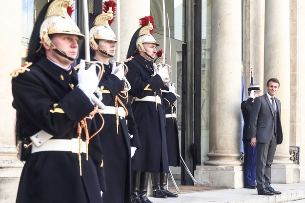 Prezydent Francji Emmanuelle Macron przed Pałacem Elizejskim /MOHAMMED BADRA /PAP/EPA