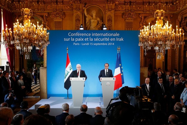 Prezydent Francji Francois Hollande (po prawej) i prezydent Iraku Fouad Massoum /YOAN VALAT  /PAP/EPA