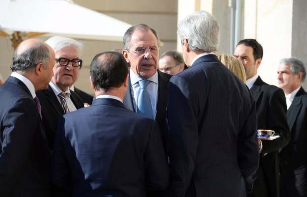 Prezydent Francji Francois Hollande (tyłem) rozmawia z sekretarzem stanu USA Johnem Kerrym (pierwszy z prawej), szefem MSZ Rosji Siergiejem Ławrowem (drugi z prawej), szefem MSZ Francji Laurentem Fabiusem (pierwszy z lewej) i ministrem SZ Niemiec Frankiem-Walterem Steinmeierem (drugi z lewej) /1352665 /PAP/EPA