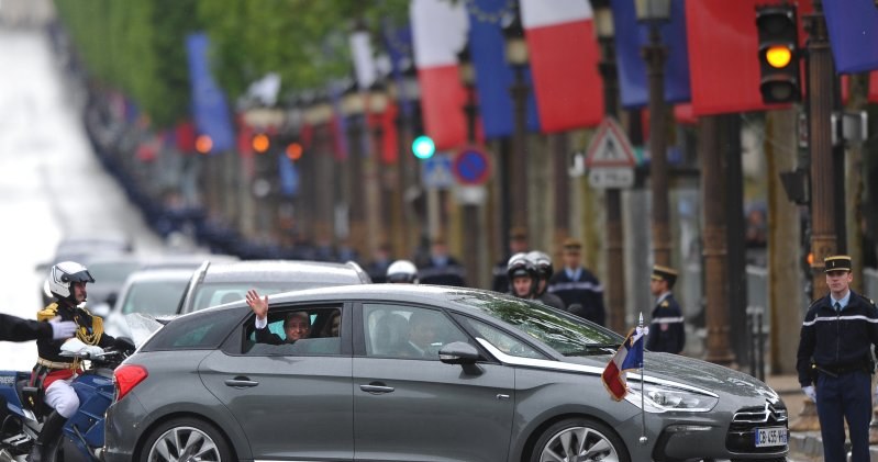 Prezydent Francji Francois Hollande w Citroenie DS5 Hybrid4 podczas inauguracji swojej prezydentur y. /Citroen