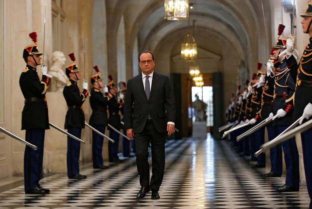 Prezydent Francji Francois Hollande w drodze na posiedzenie obu izb parlamentu w Wersalu /MICHEL EULER/POOL /PAP/EPA