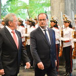 Prezydent Francji spotkał się z braćmi Castro. "Historyczna chwila" 