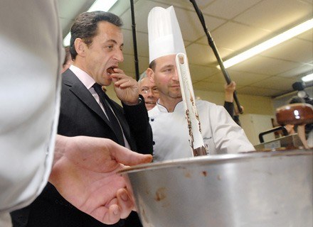 Prezydent Francji też człowiek. Też swoje czekoladożerne bakteria ma :) /AFP