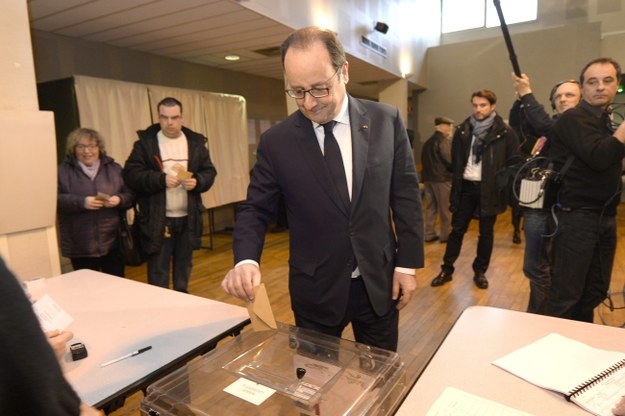 Prezydent Francois Hollande podczas głosowania /CAROLINE BLUMBERG /PAP/EPA