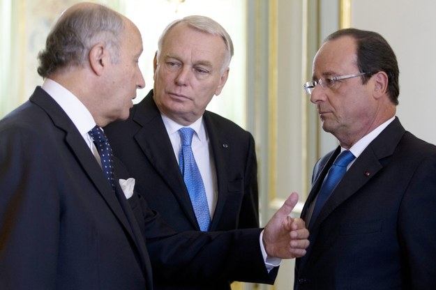 Prezydent Francois Hollande rozmawia z ministrem spraw zagranicznych Laurentem Fabiusem oraz premierem Jean-Marc’iem Ayraultem /KENZO TRIBOUILLARD /PAP/EPA