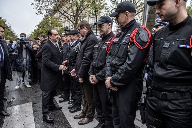 Prezydent Francois Hollande ściska dłonie policjantów przed salą koncertową Bataclan /PAP/EPA/CHRISTOPHE PETIT TESSON/POOL /PAP/EPA