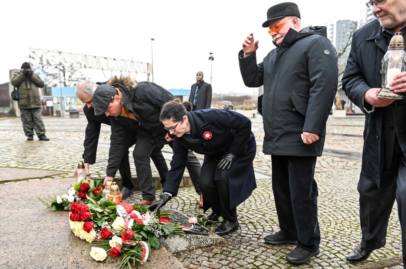 Prezydent Gdańska Aleksandra Dulkiewicz, były prezydent Lech Wałęsa oraz dyrektor ECS Basil Kerski podczas uroczystości złożenia kwiatów i zapalenia zniczy pod tablicą upamiętniająca ofiary stanu wojennego na Wybrzeżu. /Jan Dzban /PAP