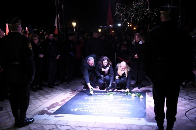 . Prezydent Gdańska Aleksandra Dulkiewicz (C-2L), wdowa po prezydencie Pawle Adamowiczu Magdalena Adamowicz (C-P), brat prezydenta Piotr Adamowicz (C-L) podczas uroczystości odsłonięcia tablicy pamiątkowej, poświęconej Pawłowi Adamowiczowi /Marcin Gadomski /PAP