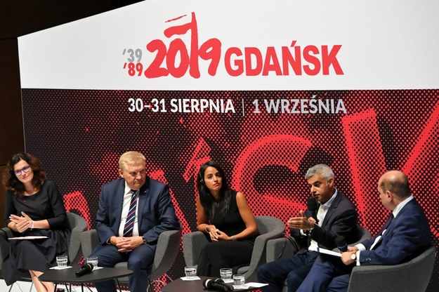 Prezydent Gdańska Aleksandra Dulkiewicz, prezydent Białegostoku Tadeusz Truskolaski, sekretarz stanu landu Berlin Sawsan Hebli, burmistrz Londynu Sadiq Khan i prowadzący debatę dyrektor ECS Basil Kerski / 	Adam Warżawa    /PAP