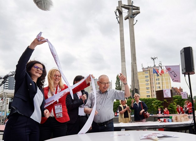 Prezydent Gdańska Aleksandra Dulkiewicz, przewodnicząca Rady Miasta Gdańska Agnieszka Owczarczak oraz działacz związkowy Jerzy Borowczak podczas odsłonięcia Okrągłego Stołu przy Europejskim Centrum Solidarności / 	Adam Warżawa    /PAP