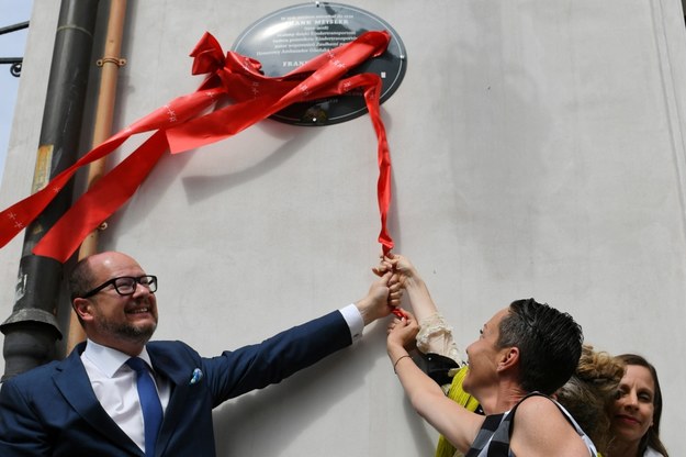 Prezydent Gdańska Paweł Adamowicz (L) oraz córki i partnerka Meislera, podczas odsłonięcia tablicy upamiętniającej Franka Meislera /	PAP/Adam Warżawa /PAP