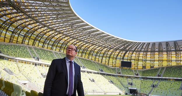 Prezydent Gdańska Paweł Adamowicz podczas konferencji prasowej na stadionie w Gdańsku /PAP