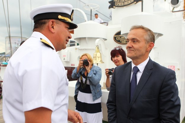 Prezydent Gdyni Wojciech Szczurek (P) w towarzystwie kapitana Juana Carlosa Very Minjaresa (L) /Piotr Wittman /PAP