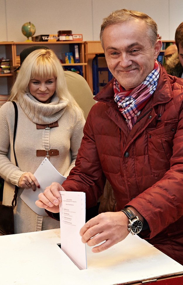 Prezydent Gdyni Wojciech Szczurek z żoną Barbarą głosują w lokalu wyborczym w Gdyni /Adam Warżawa /PAP