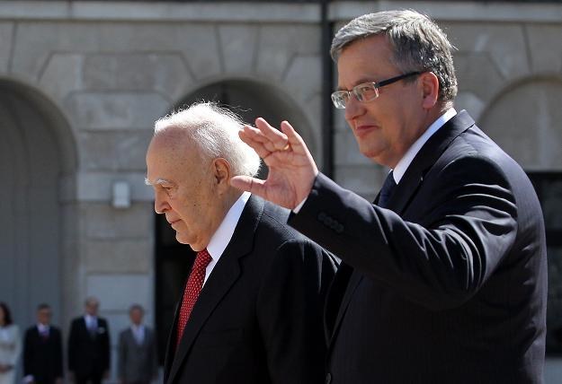 Prezydent Grecji Karolos Papoulias (L) i prezydent RP Bronisław Komorowski (P) /PAP