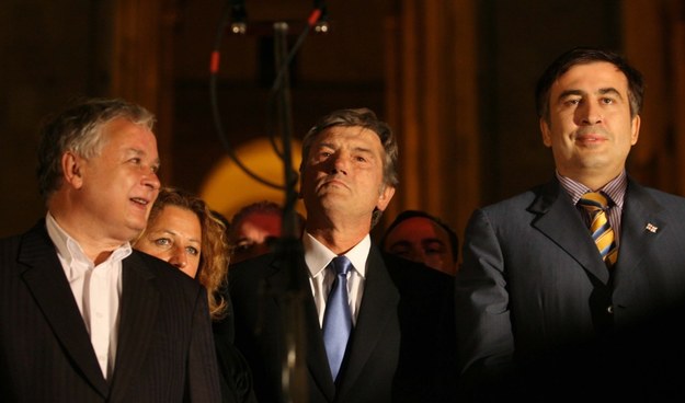 Prezydent Gruzji Micheil Saakaszwili (P) w towarzystwie polskiego prezydenta Lecha Kaczyńskiego (L) i prezydenta Ukrainy Wiktora Juszczenko (C) podczas wiecu w Tbilisi, 12 2008 Przyjazd do Gruzji prezydentów Polski, Estonii, Litwy, Łotwy i Ukrainy jest wyrazem solidarności pięciu państw z narodem, który padł ofiarą agresji.