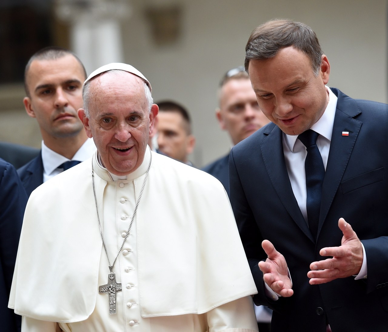 Prezydent i premier żegnają papieża Franciszka