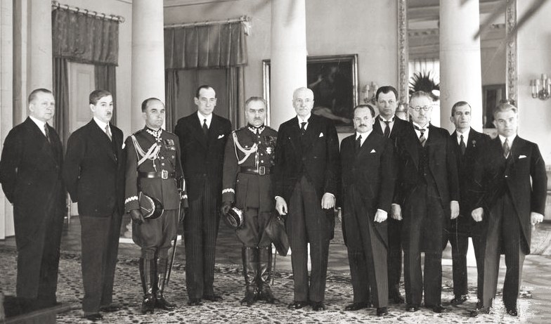 Prezydent Ignacy Mościcki (szósty z lewej) w otoczeniu rządu generała Felicjana Sławoja Składkowskiego (piąty z lewej) /Wikimedia