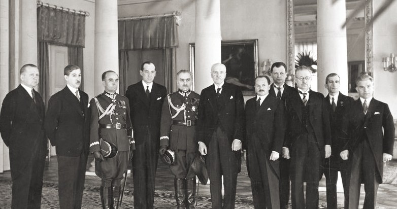 Prezydent Ignacy Mościcki (szósty z lewej) w otoczeniu rządu generała Felicjana Sławoja Składkowskiego (piąty z lewej) /Wikimedia