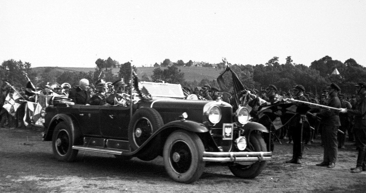 Prezydent Ignacy Mościcki w samochodzie marki Cadillac przed pocztami sztandarowymi / Narodowe Archiwum Cyfrowe /