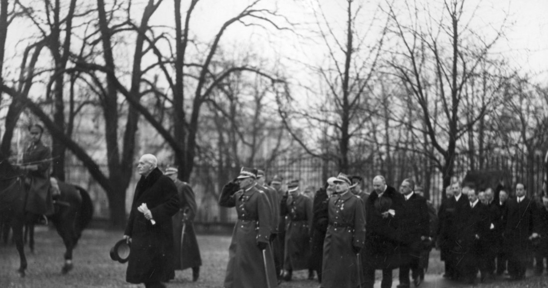 Prezydent Ignacy Mościcki w towarzystwie Generalnego Inspektora Sił Zbrojnych marszałka Edwarda Rydza-Śmigłego na dziedzińcu belwederskim 11 listopada 1937 roku /Z archiwum Narodowego Archiwum Cyfrowego