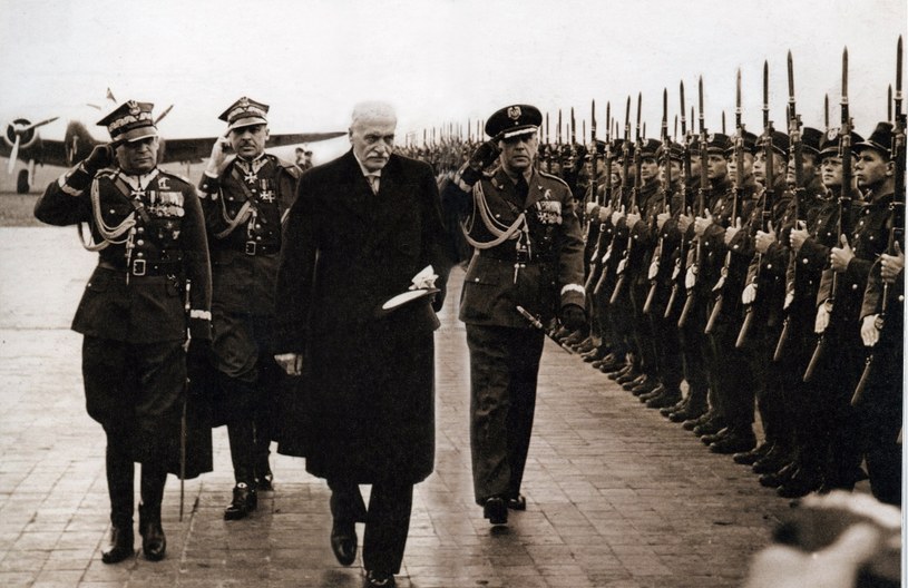 Prezydent Ignacy Mościcki wizytuje Szkołę Podchorążych w Dęblinie, 1937 /Reprodukcja: FoKa /Agencja FORUM
