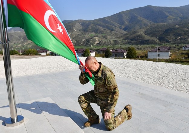 Prezydent Ilham Alijew zawiesił flagę Azerbejdżanu w stolicy Górskiego Karabachu /STRINGER /PAP/EPA