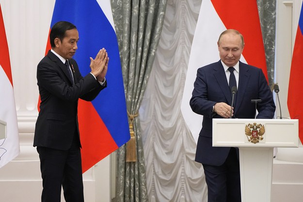 Prezydent Indonezji Joko Widodo (po lewej) i prezydent Rosji Władimir Putin (po prawej)