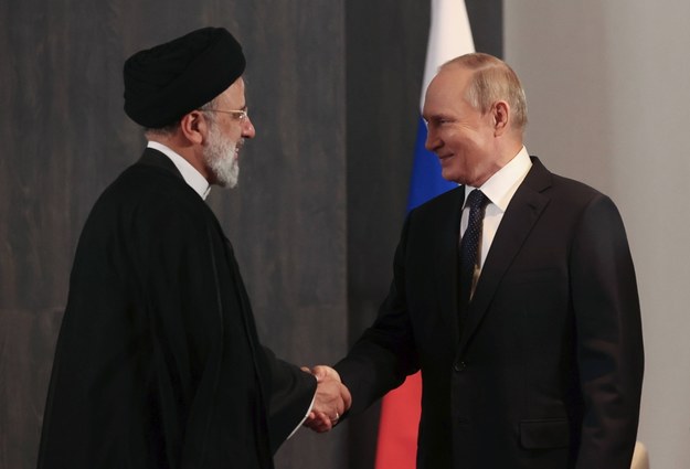 Prezydent Iranu Ebrahim Raisi i prezydent Rosji Władimir Putin /Aleksandr Demyanchuk  /PAP/EPA