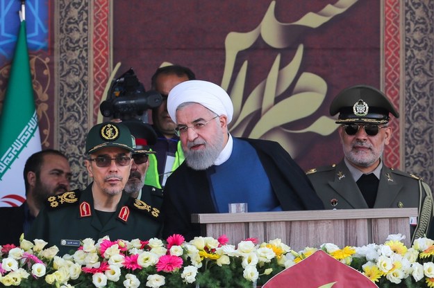 Prezydent Iranu Hassan Rouhani w otoczeniu gwardzistów podczas parady militarnej /IRANIAN PRESIDENT OFFICE /PAP/EPA