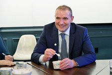 Prezydent Islandii przeprasza za słowa o pizzy hawajskiej.