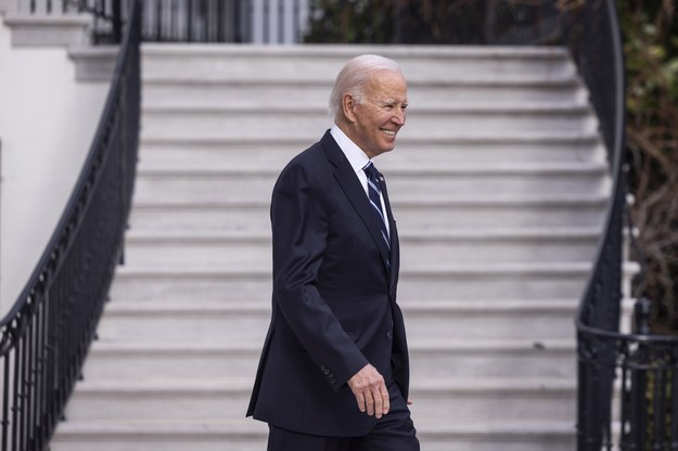 Prezydent Joe Biden ma problemy w związku z dokumentami znalezionymi w jego byłym biurze i garażu /JIM LO SCALZO /PAP/EPA