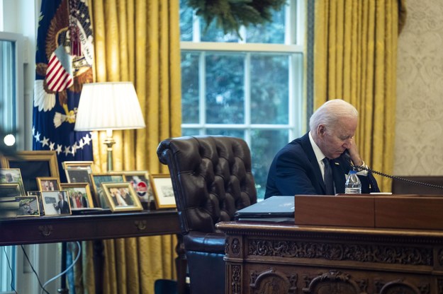 Prezydent Joe Biden rozmawia z prezydentem Ukrainy Wołodymyrem Zełenskim /Doug Mills / POOL /PAP