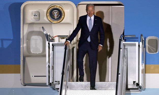 Prezydent Joe Biden, samolot  Air Force One wylądował na lotnisku w Monachium /RONALD WITTEK /PAP
