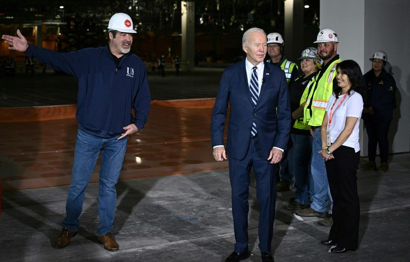 Prezydent Joe Bident odwiedził fabrykę mikroczipów budowaną przez tajwańskiego giganta TSMC w Arizonie /BRENDAN SMIALOWSKI/AFP /AFP