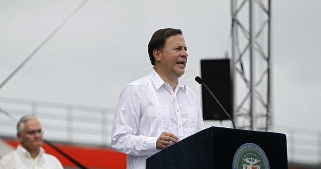 Prezydent Juan Carlos Varela w czasie otwarcia unowocześnionego kanału /EPA