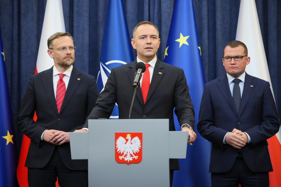 Prezydent Karol Nawrocki (C), szef gabinetu prezydenta Paweł Szefernaker (P) oraz szef Kancelarii Prezydenta Zbigniew Bogucki /	Leszek Szymański   /PAP