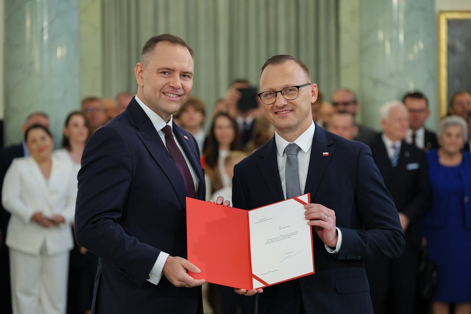 Prezydent Karol Nawrocki  i powołany na rzecznika prasowego kancelarii prezydenta Rafał Leśkiewicz /Paweł Supernak /PAP
