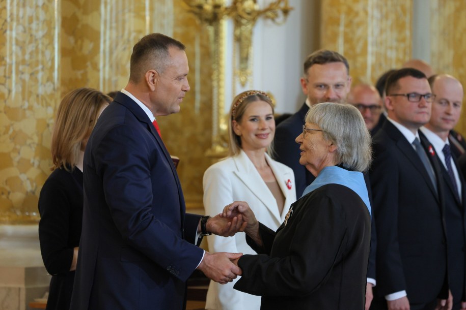 Prezydent Karol Nawrocki (L) i odznaczona Orderem Orła Białego dyrygent Agnieszka Duczmal-Jaroszewska (P) /Paweł Supernak  /PAP