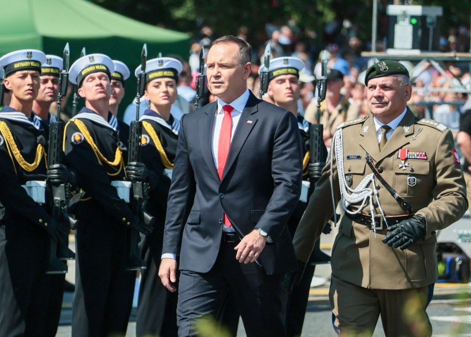 Prezydent Karol Nawrocki podczas defilady na Wisłostradzie z okazji Święta Wojska Polskiego. /Anita Walczewska /East News