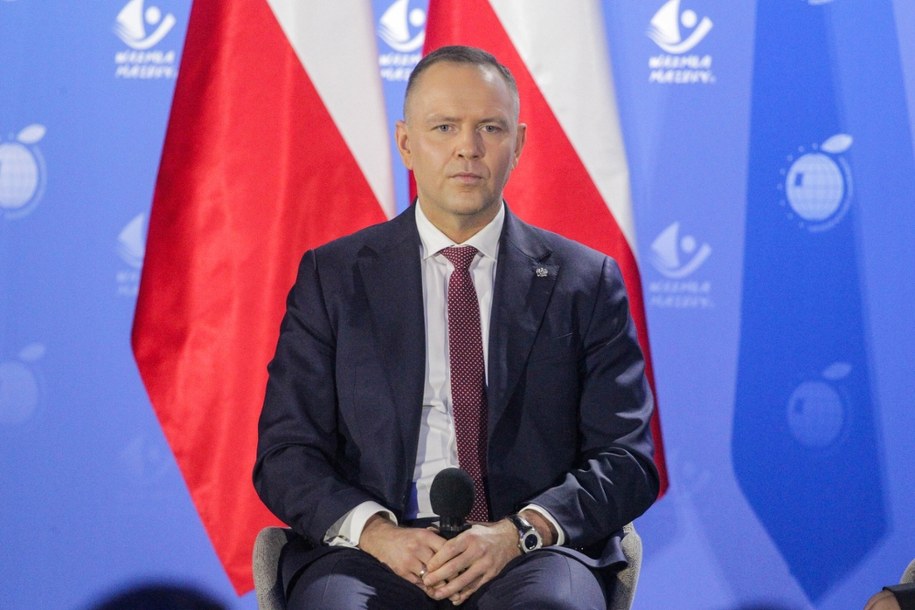 Prezydent Karol Nawrocki podczas rozmowy pt. "Cel: Lepsza Polska" w trakcie XI Europejskiego Kongresu Samorządów w Mikołajkach. /Tomasz Waszczuk /PAP